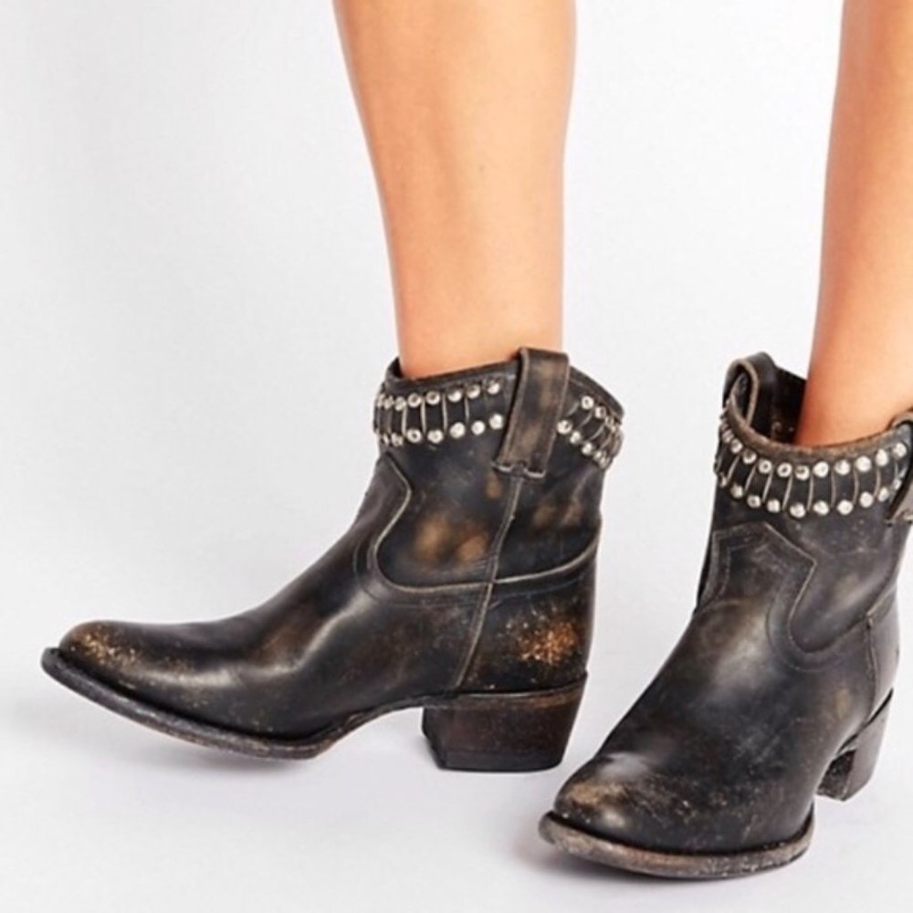 RARE Frye Diana Vintage Distressed Black Leather Stud Pull-On Cowgirl Ankle Boot - Picture 7 of 16